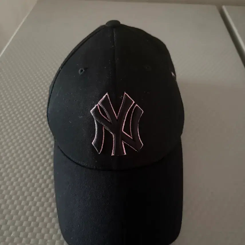 [BUNJANG] New York Yankees Black Ball Cap with Pink Logo / 뉴욕 양키스 볼캡 블랙 핑크 로고