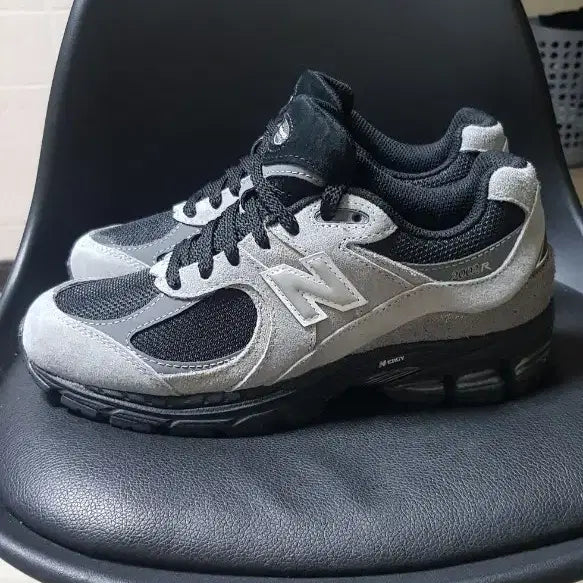 [BUNJANG] New Balance 2002R Grey Black Sneakers 225 / 뉴발란스 2002R 그레이 블랙  운동화 225