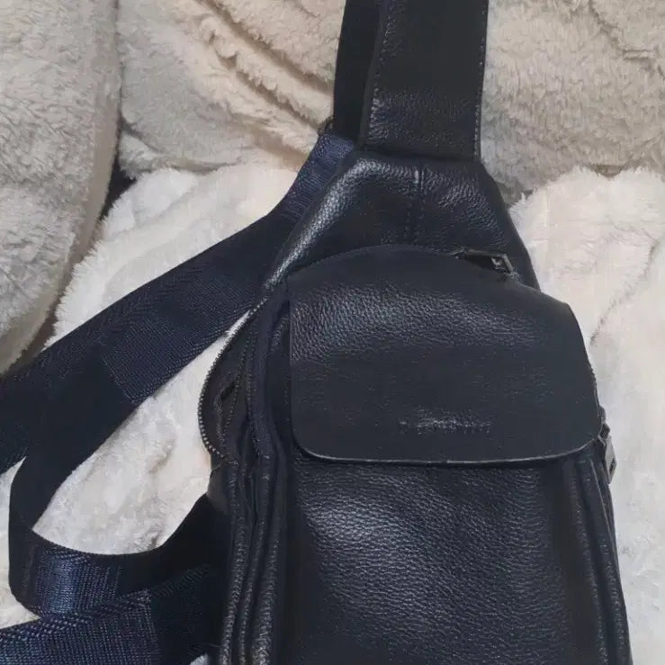 [BUNJANG] Giles N Brooks Black Leather Sling Bag / Giles N Brooks (자일스앤브룩스) 브랜드의 블랙 가죽 슬링백(크로스바디백)입니다.