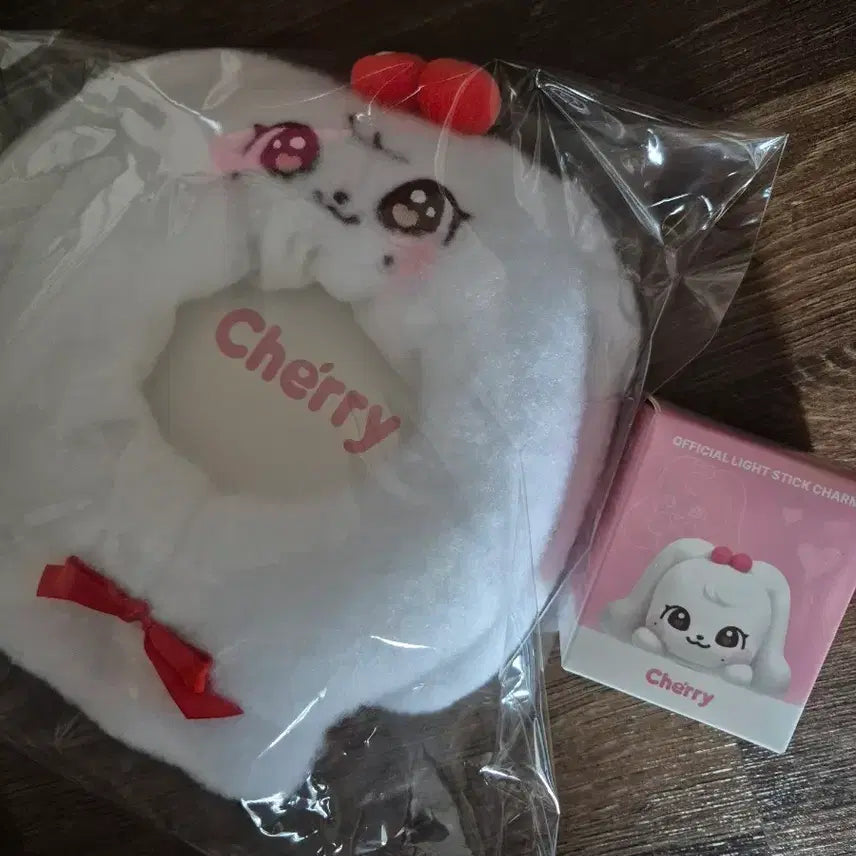 [BUNJANG] IVE MiniB Cherry Lightstick Cape + Lightstick Charm / 아이브 미니브 체리 응원봉 케이프 + 응원봉 참 새상품
