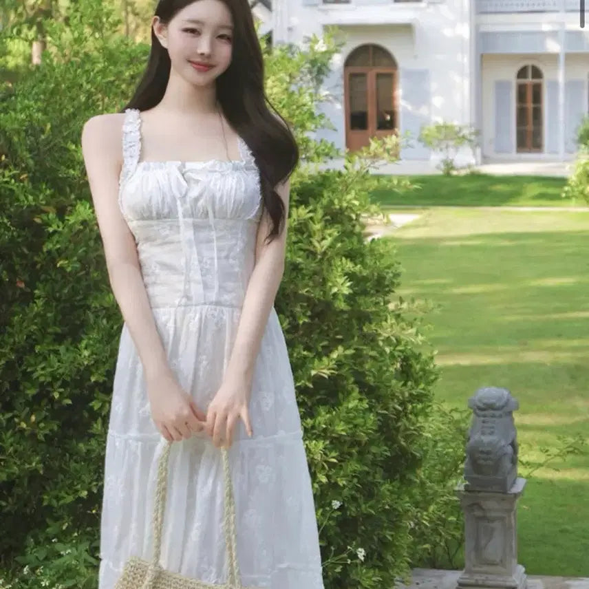 [BUNJANG] MERNMOND Flower Punching Sleeveless Dress / 메리몬드 플라워 펀칭 민소매 원피스
