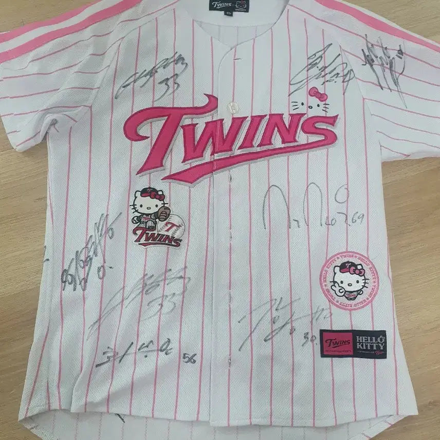 [BUNJANG] Twins Hello Kitty Autographed Baseball Jersey / 트윈스 헬로키티 야구 유니폼 친필 싸인 포함m