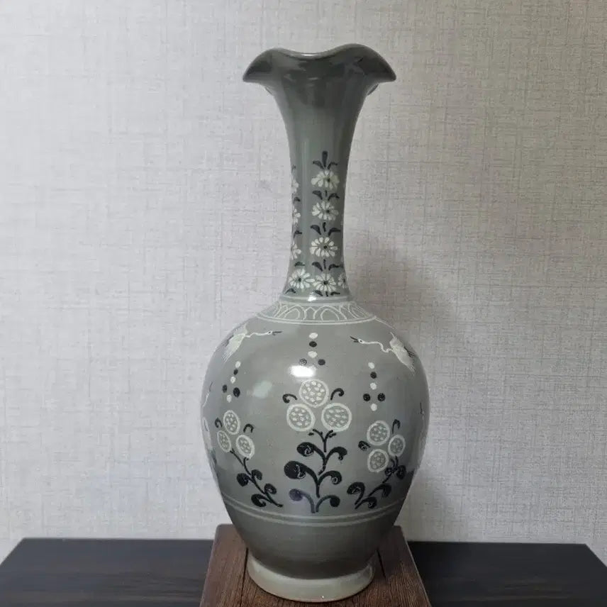 [BUNJANG] Gaeseong Celadon Inlaid Crane & Flower Long Neck Vase / [개성 도자기] 청자 상감 학접초화문 긴목병