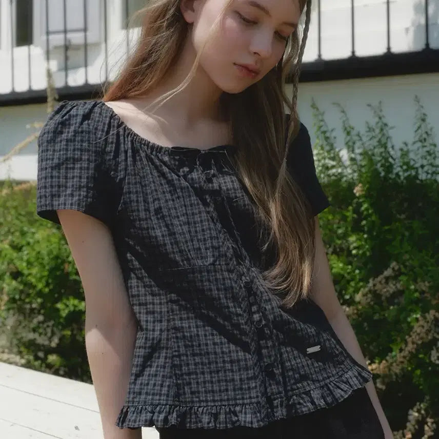 [BUNJANG] Mikene Plaid Off-Shoulder Blouse Black / 미케네 체크무늬 오프숄더 블라우스 블랙