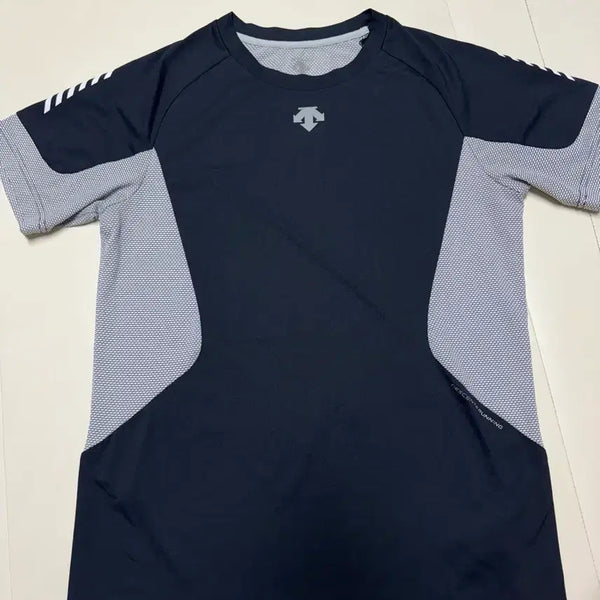 [BUNJANG] Descente Functional Quick-Dry Short-Sleeve Rash Guard - Size 100 / (상태AA) 데상트 러닝/운동 기능성 속건흡습 반팔티/래쉬가드100