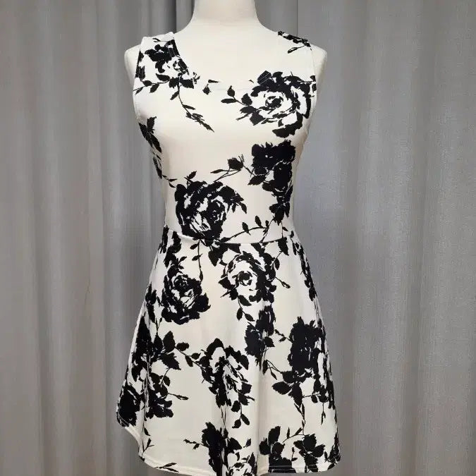 [BUNJANG] White Black Floral Sleeveless Mini Dress / 새상품 화이트 블랙 플로럴 나시 원피스