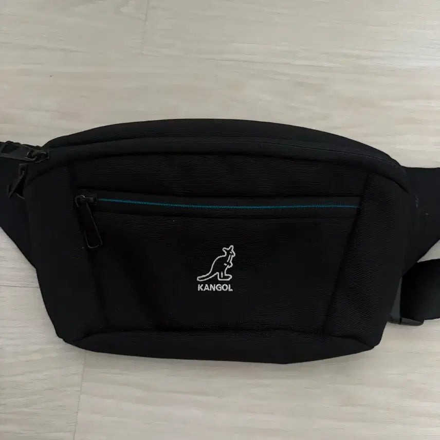 [BUNJANG] Kangol Waist Bag Black / 캉골 힙색 여행가방 스포츠가방 (정가 7만원)