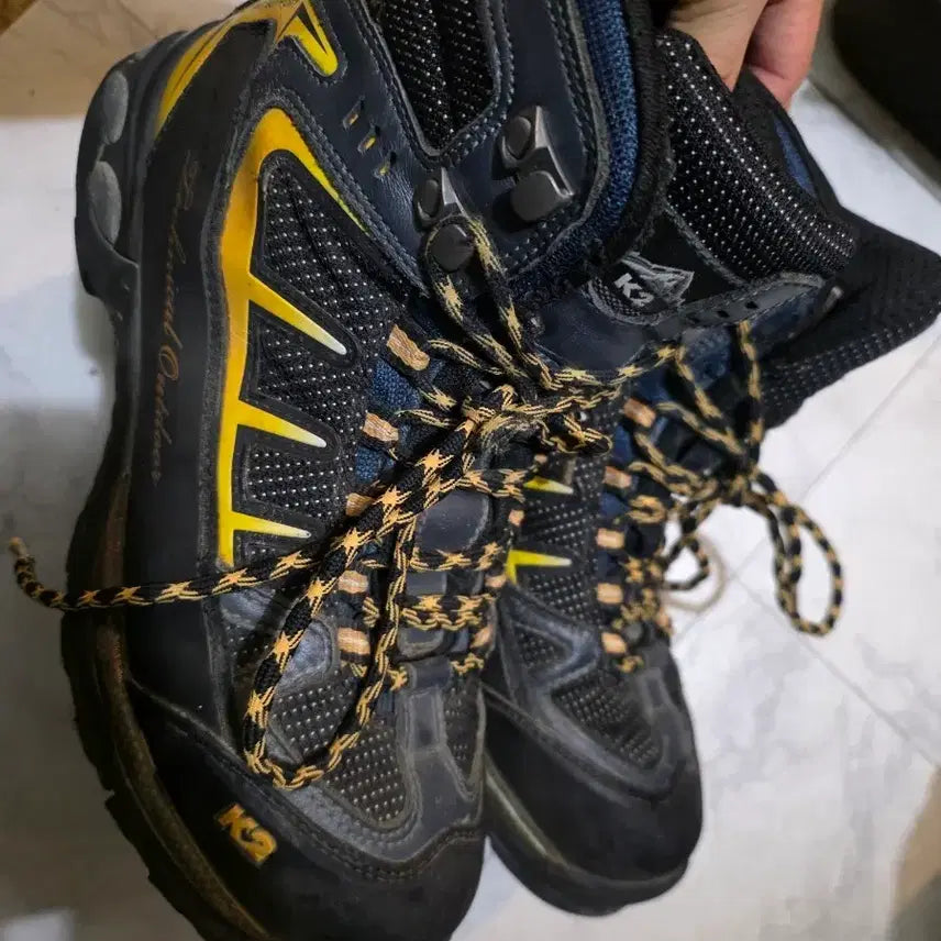 [BUNJANG] K2 Trekking Hiking Boots (Size 255) / K2. 255.등산화 .   트레킹화   블루/블랙/옐로우