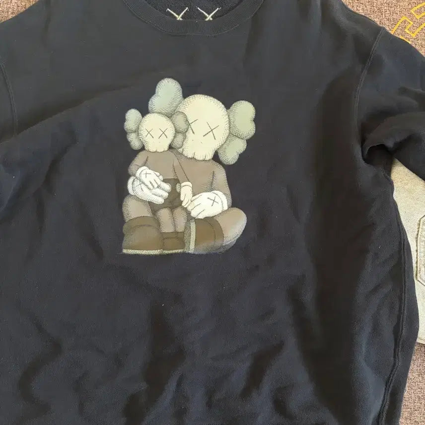 [BUNJANG] Uniqlo x KAWS Sweatshirt XL / 유니클로 카우스 맨투맨 xl