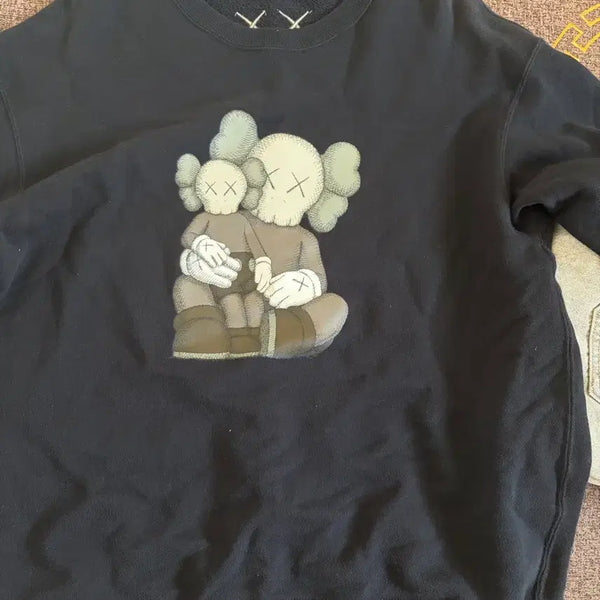 [BUNJANG] Uniqlo x KAWS Sweatshirt XL / 유니클로 카우스 맨투맨 xl