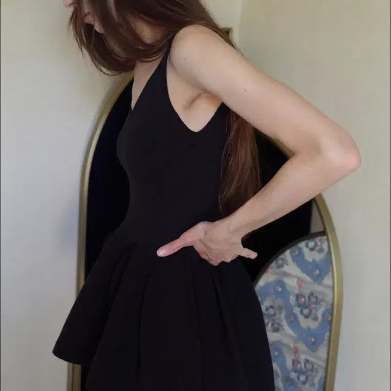 [BUNJANG] Bowen Hulagarmet Petal Sleeveless Top Black / 보웬 홀가먼트 페탈 슬리브리스 탑 블랙 새상품 이제 못 구하는 제품