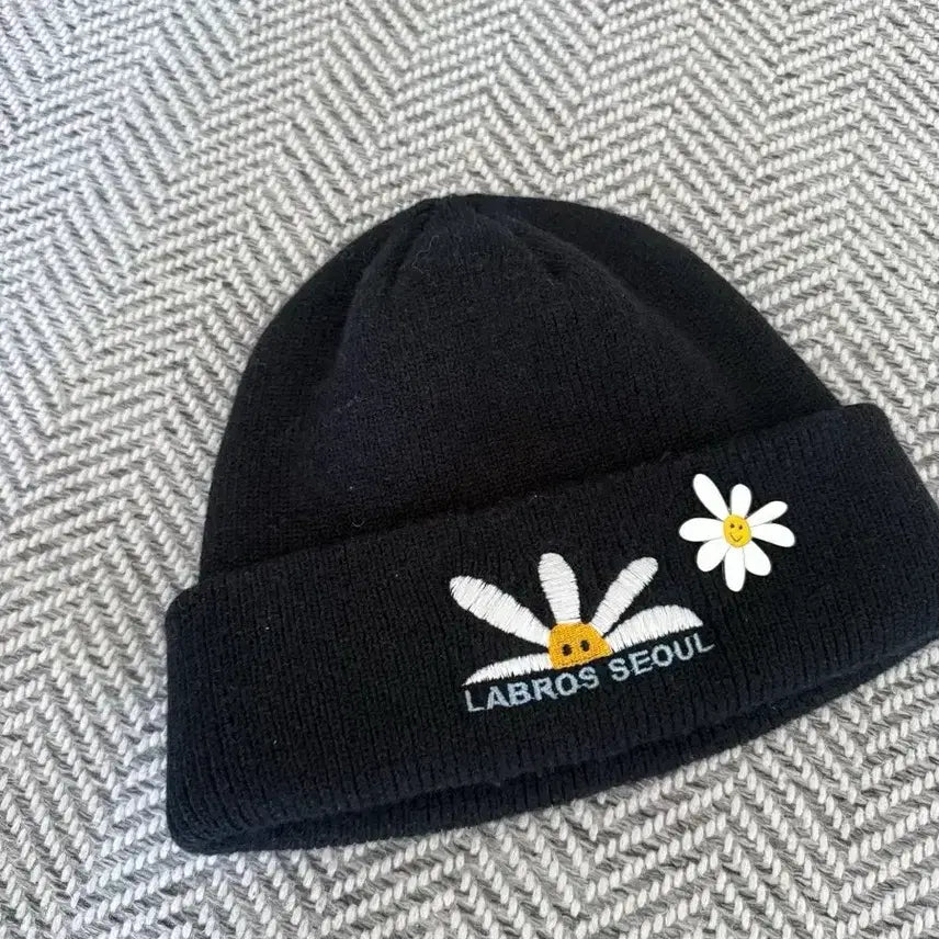 [BUNJANG] Labros Daisy Embroidered Knit Beanie / 라브로스 비니