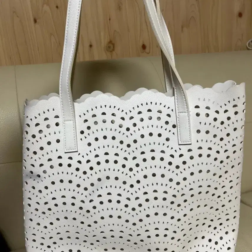 [BUNJANG] White Punching Shoulder Bag / 화이트 펀칭 숄더백