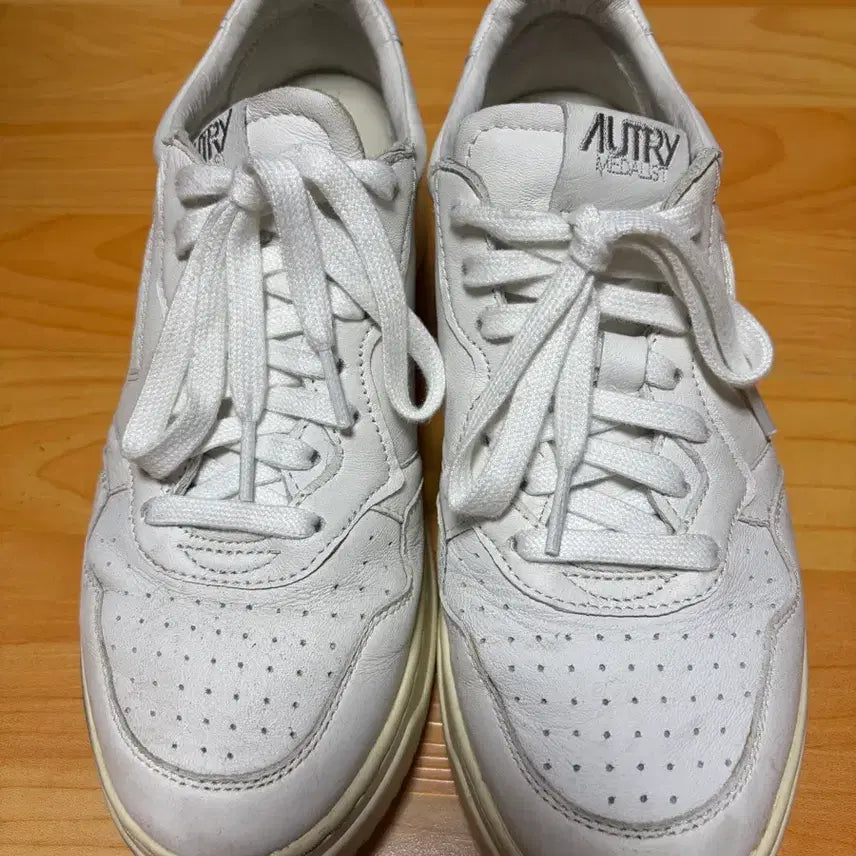 [BUNJANG] Autry Medalist Size 42 Sneakers / 오트리 메달리스트 42사이즈