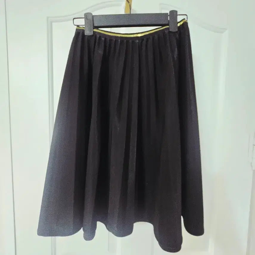 [BUNJANG] Black Glossy Pleated Flare Skirt / 블랙 광택 플리츠 플레어 스커트 (허리 34cm, 총장 45cm)