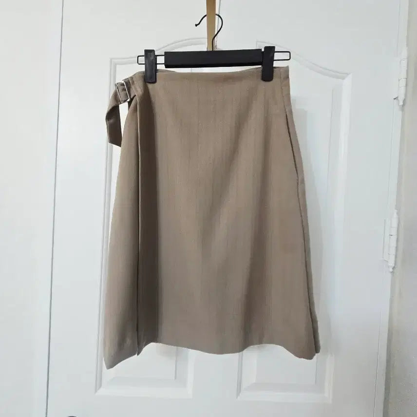 [BUNJANG] Beige Wrap Skirt with Adjustable Waist / 모던한 디자인의 베이지 랩 스타일 스커트 허리조절가능