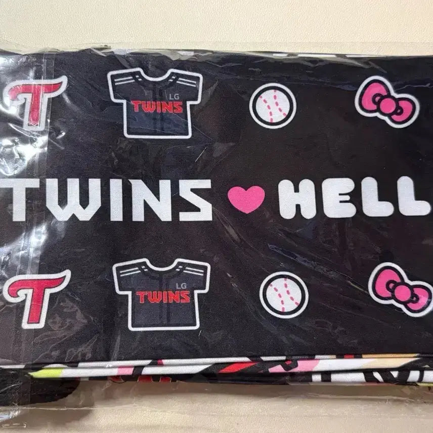 [BUNJANG] LG Twins Hello Kitty Cheer Towel (Sealed) / (미개봉) 엘지트윈스 헬로키티 응원타올