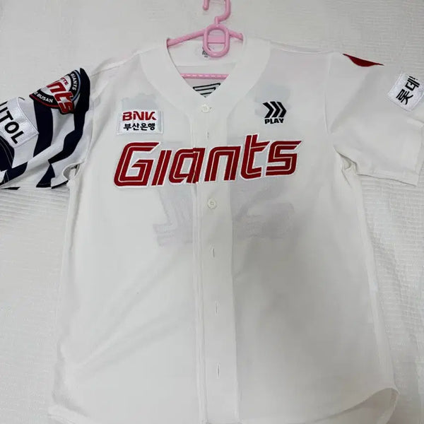 [BUNJANG] Lotte Giants Home Professional Baseball Uniform (Yoon Dong-hee Autograph) & Bonobono Hat Bundle / 롯데자이언츠 홈 프로패셔널 유니폼 윤동희마킹 보노보노모자 일괄판매