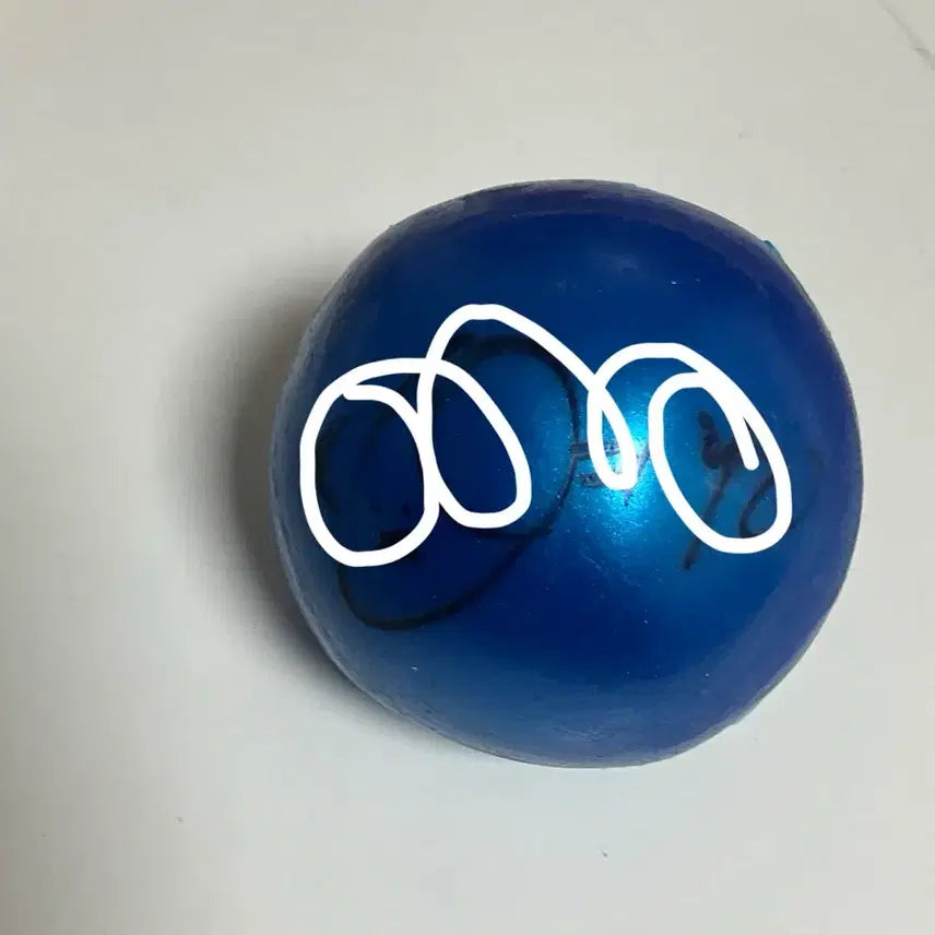 [BUNJANG] Lucy Shin Yechan Signed Ball / 루시 신예찬 싸인볼 판매