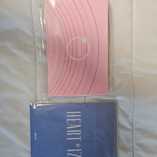 [BUNJANG] IZ*ONE First Concert Badge Set & Photocard Set (Lee Chaeyeon) - Sealed / IZ*ONE 아이즈원 첫콘 뱃지 세트, 포토카드 세트 미개봉