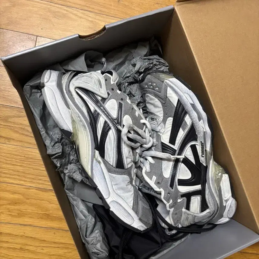 [BUNJANG] Balenciaga Runner Sneakers Grey/Black Size 41 / 발렌시아가 러너 그레이/블랙 270