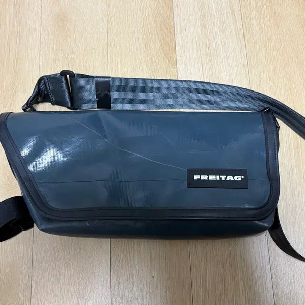 [BUNJANG] Freitag Beryl All Charcoal Crossbody Bag / 프라이탁 BERYL 올 차콜