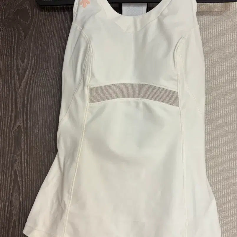 [BUNJANG] Descente Sleeveless Top Size S (with padding) / 데상트 나시 S사이즈 (캡포함)