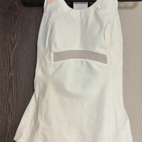[BUNJANG] Descente Sleeveless Top Size S (with padding) / 데상트 나시 S사이즈 (캡포함)