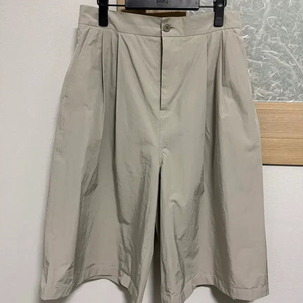 [BUNJANG] Amomento Men's Two-Tuck Wide Bermuda Pants Beige Grey M Size / 아모멘토 남성 투턱 와이드 버뮤다 팬츠