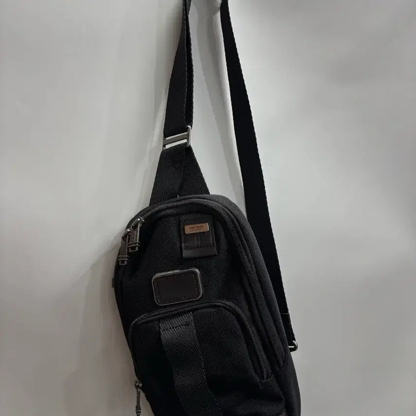 [BUNJANG] Tumi Black Nylon Sling Bag Crossbody Backpack / [가로 19] 투미 블랙 나일론 슬링백 크로스바디 백팩 8.5  - 브랜드: 투미 (TUMI) - 색상: 블랙 - 사이즈: 가로 19 / 세로 32 (cm)  [상품 설명] 투미