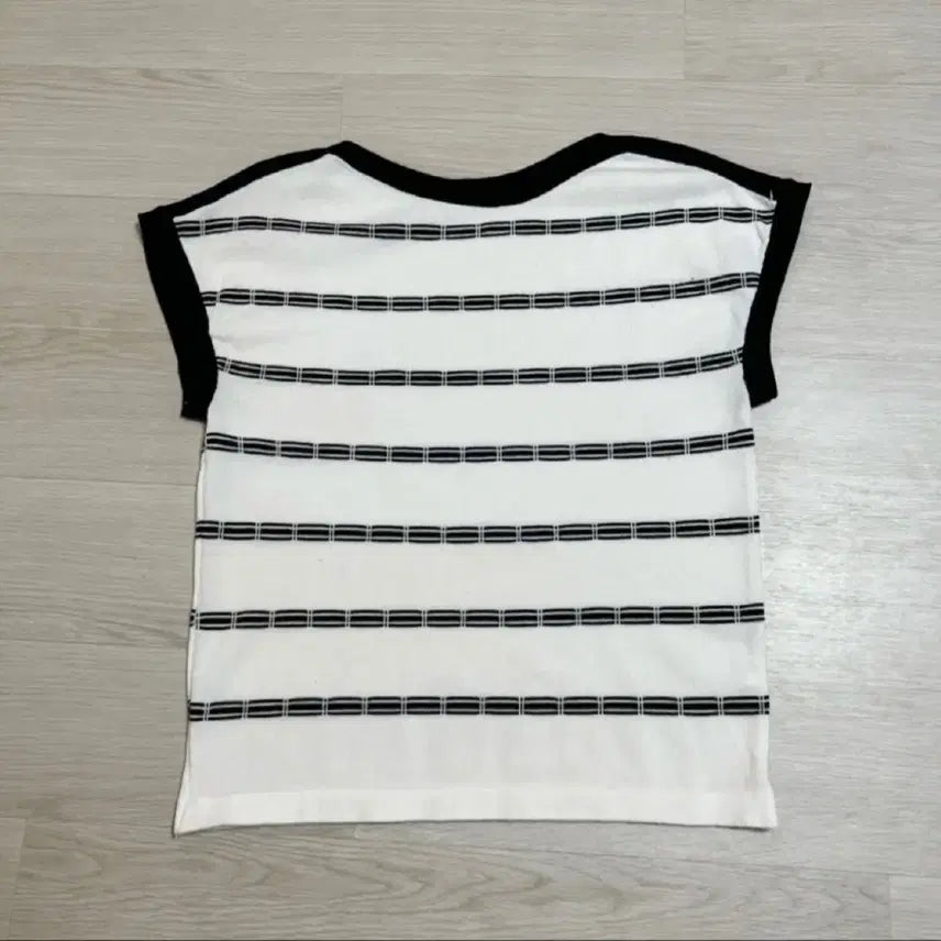 [BUNJANG] White Black Color Block Striped Sleeveless Knit Top / 화이트 블랙 배색 스트라이프 반팔 나시 니트