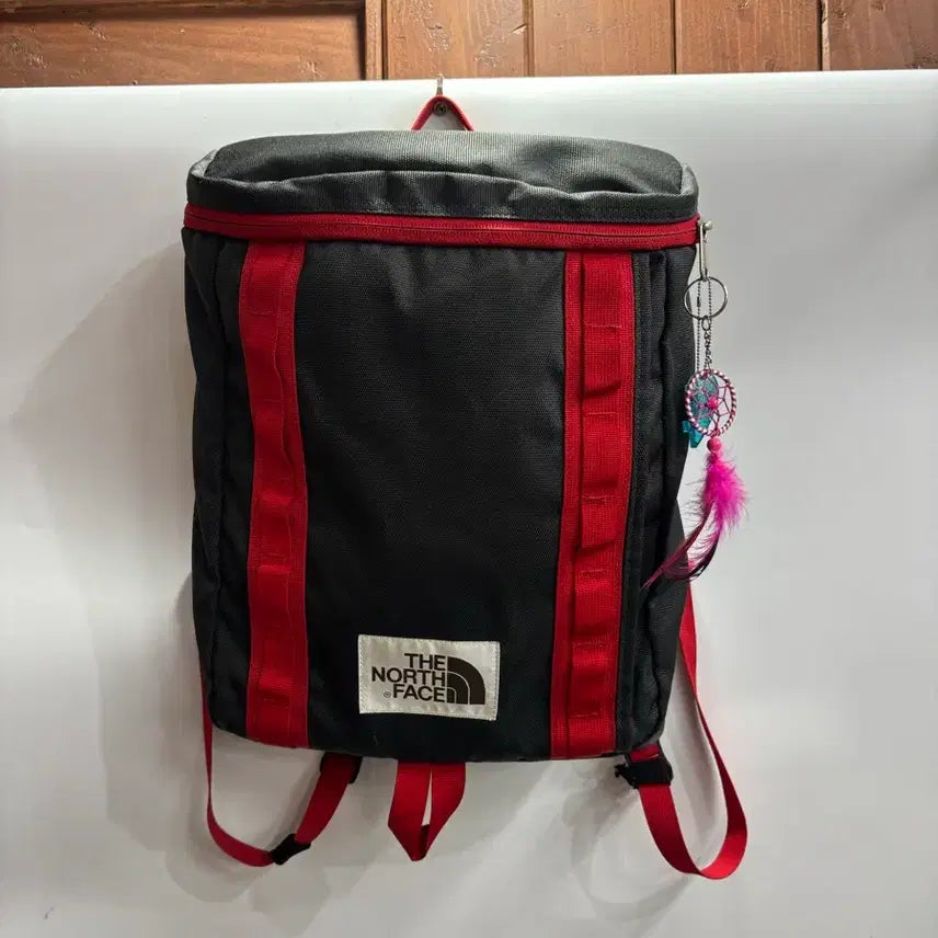 [BUNJANG] The North Face Black & Red Color Block Backpack / [가로 28] 노스페이스 블랙 & 레드 배색 백팩3.5  - 브랜드: 노스페이스 (THE NORTH FACE) - 색상: 블랙 / 레드 - 사이즈: 가로 28 / 세로 36 (cm