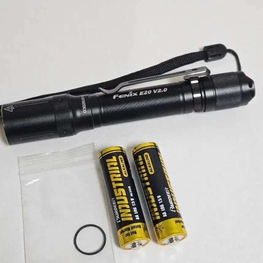 [BUNJANG] FENIX E20 V2.0 LED Flashlight with AA Batteries / 페닉스 FENIX E20 V2.0 손전등 AA 건전지 포함