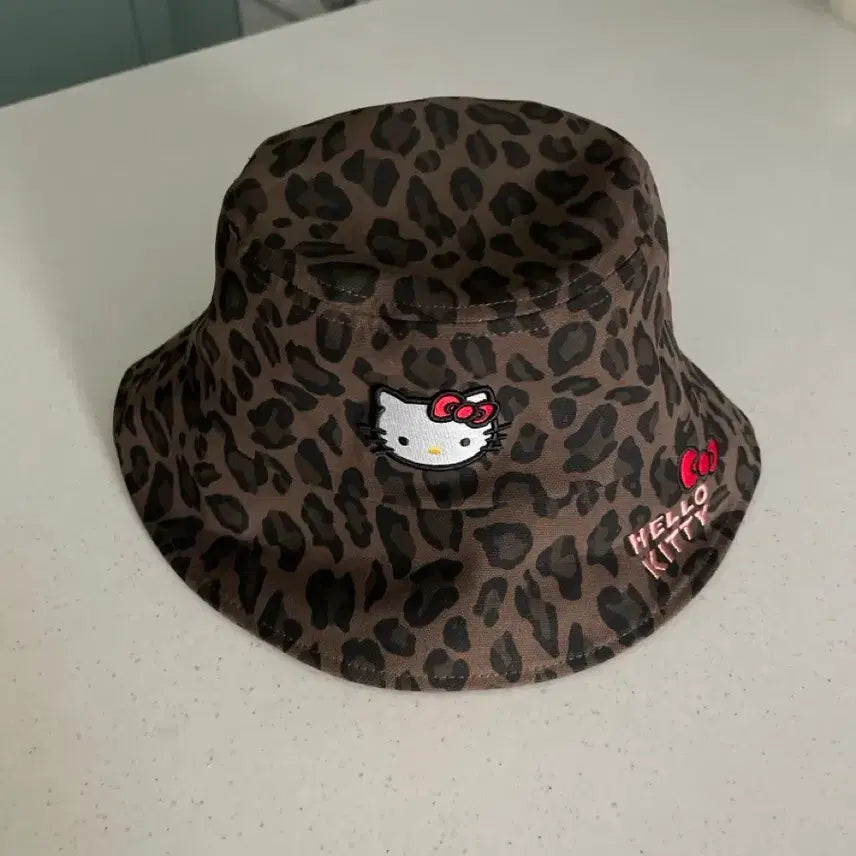 [BUNJANG] Hello Kitty Leopard Bucket Hat / 헬로키티 레오파드 버킷햇