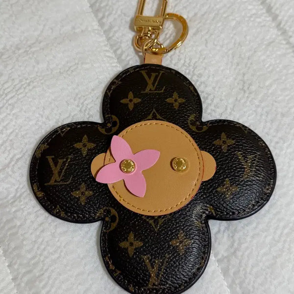 [BUNJANG] Vivienne Flower Monogram Keyring / 비비엔 플라워 모노그램 키링