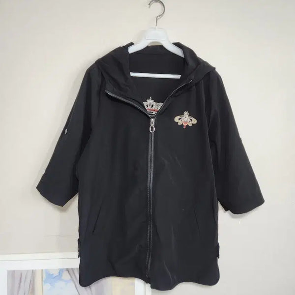 [BUNJANG] Black Bee Embroidered Hooded Jacket / 블랙 꿀벌 자수 후드 자켓
