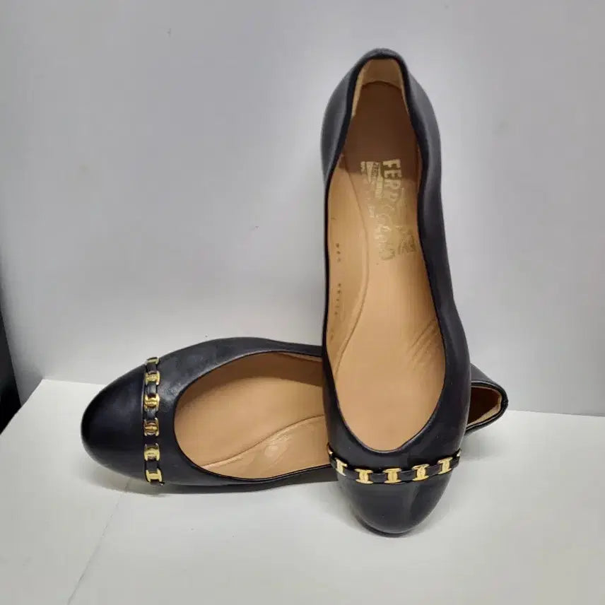 [BUNJANG] Salvatore Ferragamo Black Gold Chain Detail Ballet Flats / 페라가모 블랙 금장 체인 플랫슈즈(무료배송)