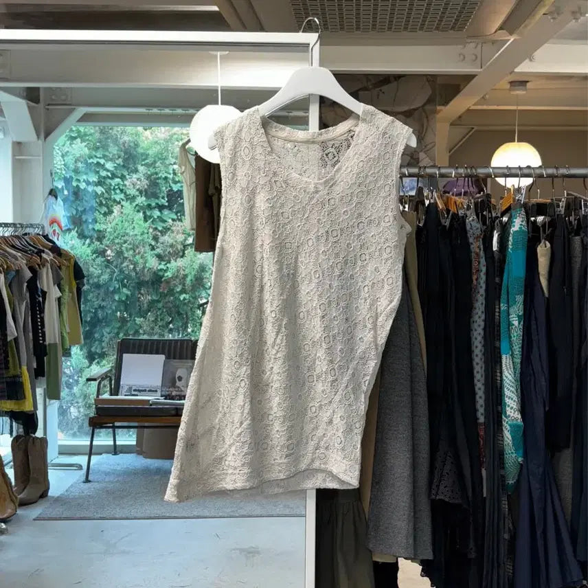 [BUNJANG] Jnby Asymmetrical Lace Sleeveless Top / Jnby 비대칭 레이스 슬리브리스