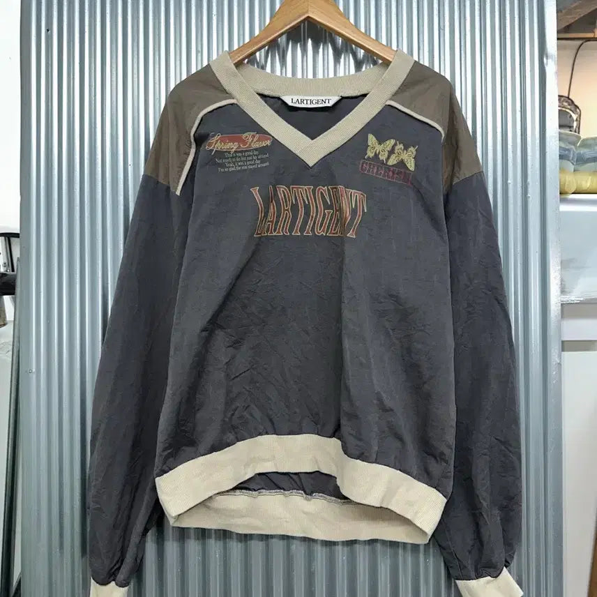[BUNJANG] LARTIGENT V-Neck Color-Block Windbreaker Sweatshirt (Charcoal/Beige, FREE) / [FREE] 라티젠 V넥 배색 바람막이 맨투맨 차콜 베이지