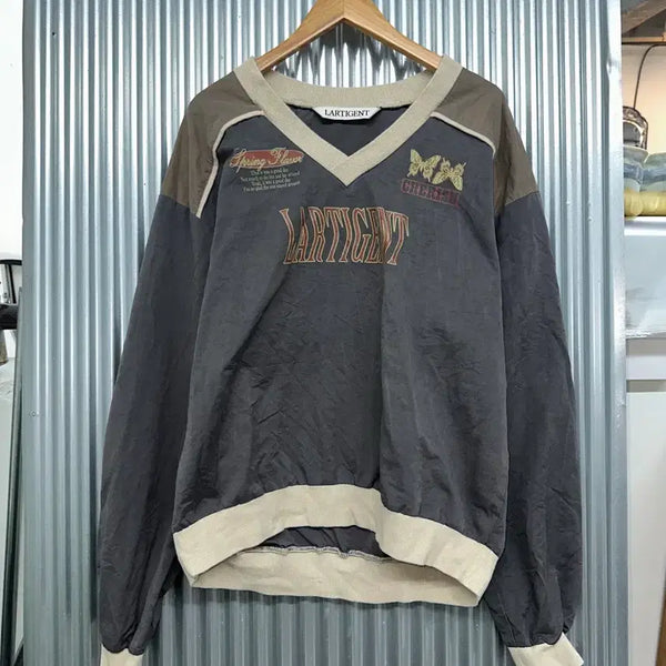 [BUNJANG] LARTIGENT V-Neck Color-Block Windbreaker Sweatshirt (Charcoal/Beige, FREE) / [FREE] 라티젠 V넥 배색 바람막이 맨투맨 차콜 베이지