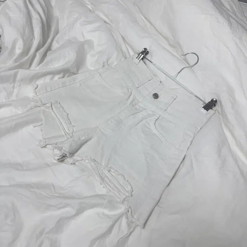 [BUNJANG] High-Waisted White Distressed Denim Shorts / [-3kg 핏] 하이웨스트 화이트 데미지 데님 숏팬츠 핫팬츠 반바지