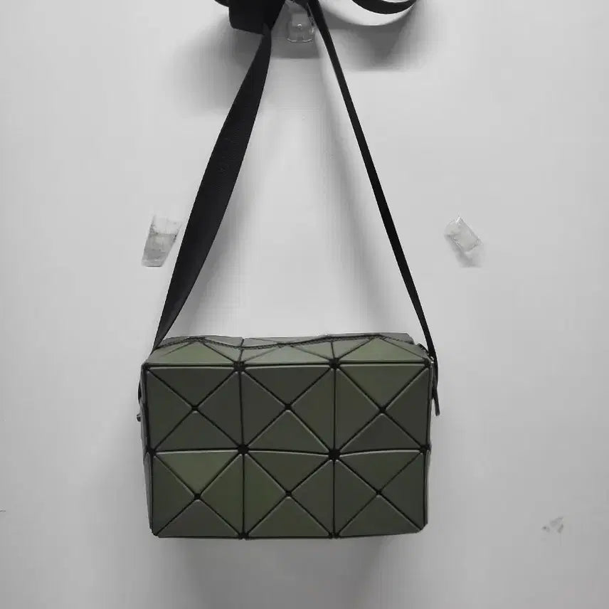 [BUNJANG] Bao Bao Gemini Crossbody Bag Khaki / 바오바오일본제미니 크로스백 카키(무료배송)