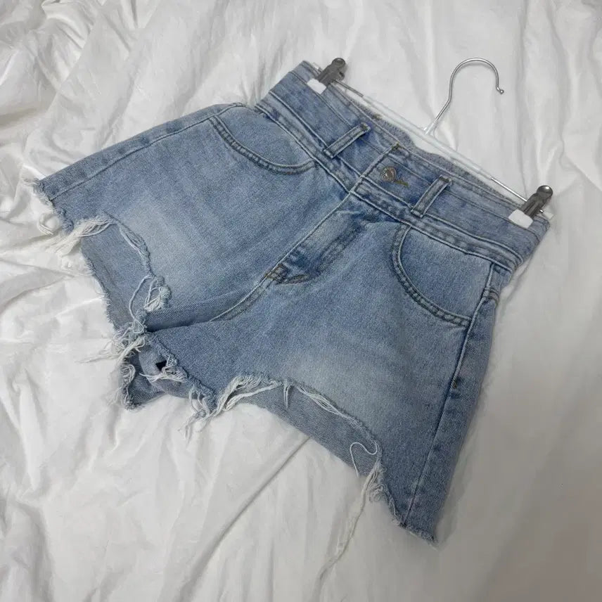 [BUNJANG] High-Waisted White Distressed Denim Shorts / [-3kg 핏] 하이웨스트 화이트 데미지 데님 숏팬츠 핫팬츠 반바지