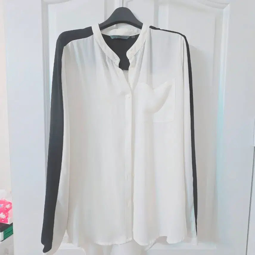 [BUNJANG] The Johnny's Love Ivory Black Color Block Blouse Shirt / 더조니러브 아이보리 블랩 배색 블라우스 셔츠