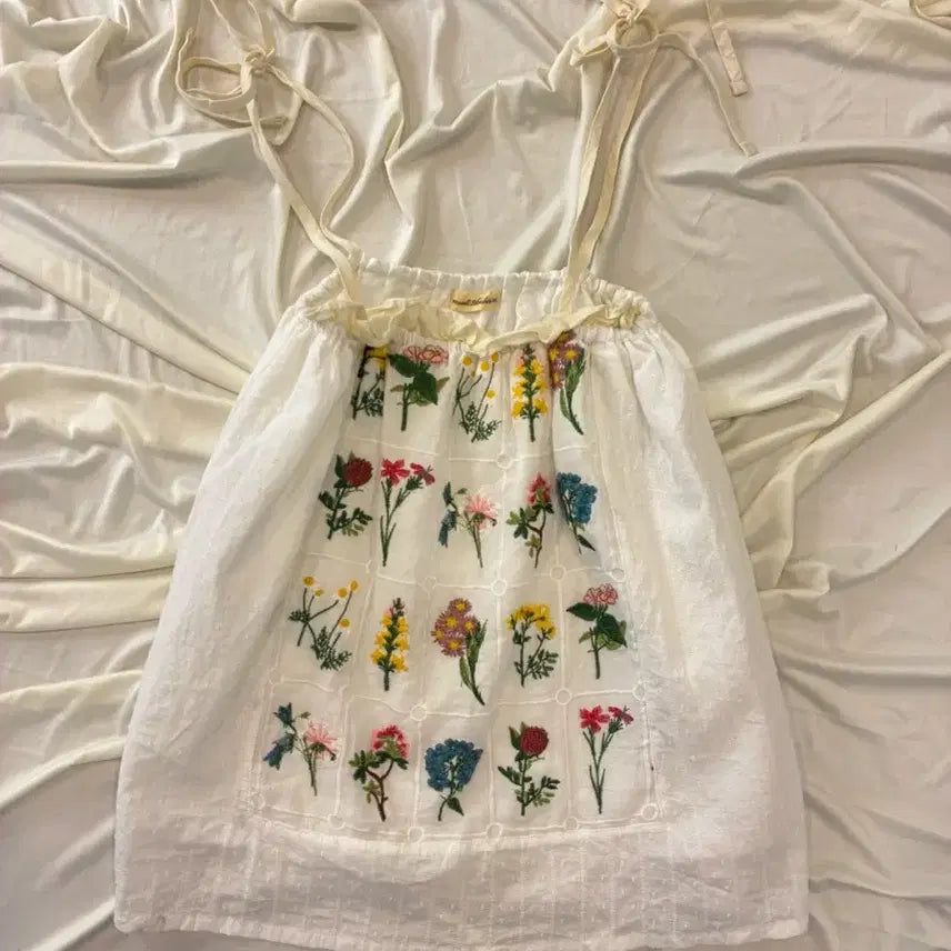 [BUNJANG] White Flower Embroidery Ribbon Tank Top / 화이트 플라워 자수 포인트 리본 나시