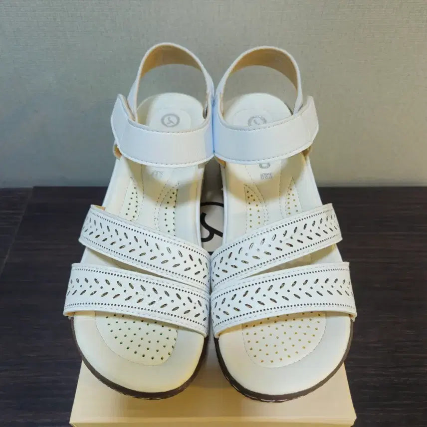 [BUNJANG] Women's Comfortable Cushion Sandals White Punching Detail Size 235 / 쿠션좋고 발편한 샌달 235