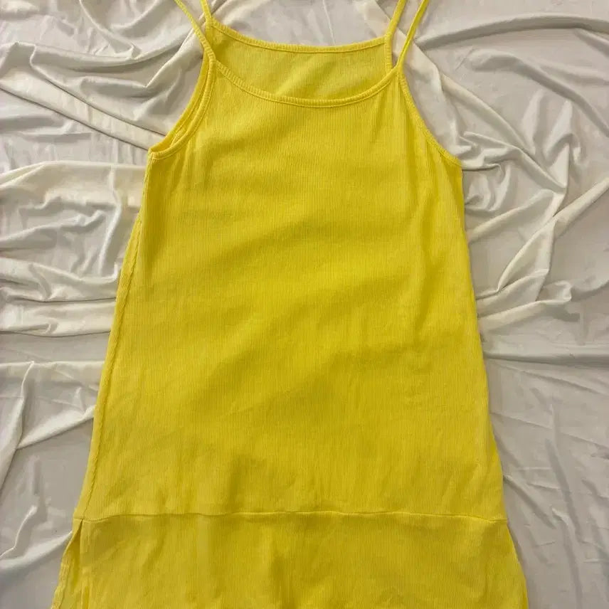 [BUNJANG] Yellow Frill Hem Sleeveless Top / 연노랑 밑단 프릴 나시