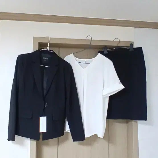[BUNJANG] Women's Suit Set (Size S) - Black Jacket, Skirt, and Silk-Feel Blouse / (새상품)55사이즈 여자 정장 세트 면접,하객 치마정장 (여성 S사이즈)