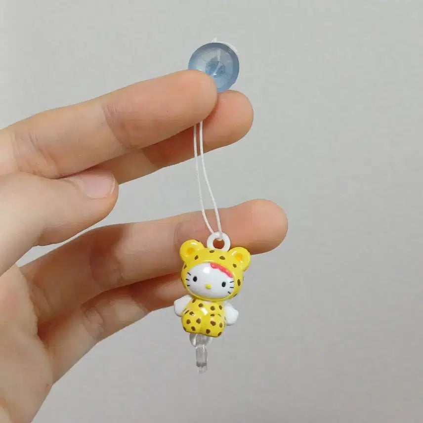 [BUNJANG] 2000s Vintage Leopard Print Hello Kitty Keychain / 2000 고전 호피 키티 키링