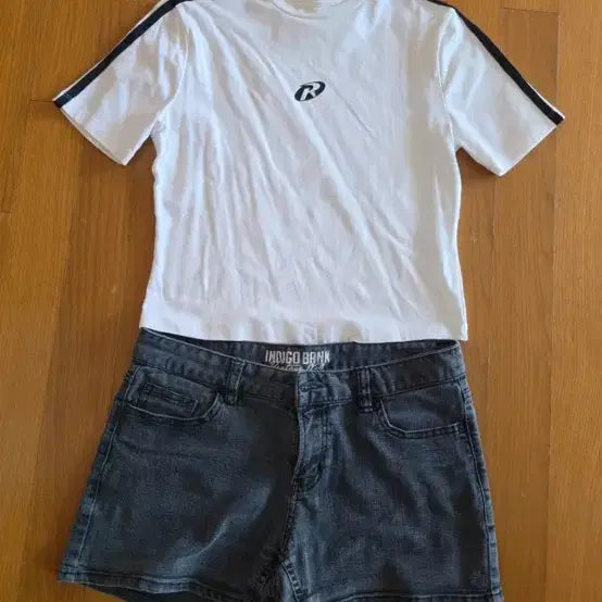 [BUNJANG] White Sports T-Shirt and Dark Grey Denim Shorts Set / 흰색 스포츠 티셔츠 앤 데님 반바지